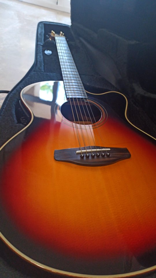 Guitarra electroacustica Yamaha CPX 1200 VS.