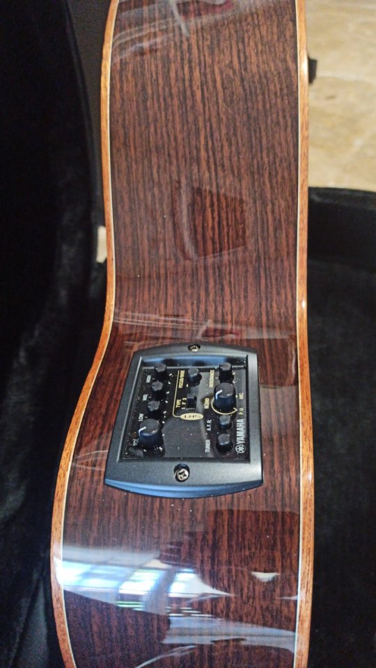 Guitarra electroacustica Yamaha CPX 1200 VS.