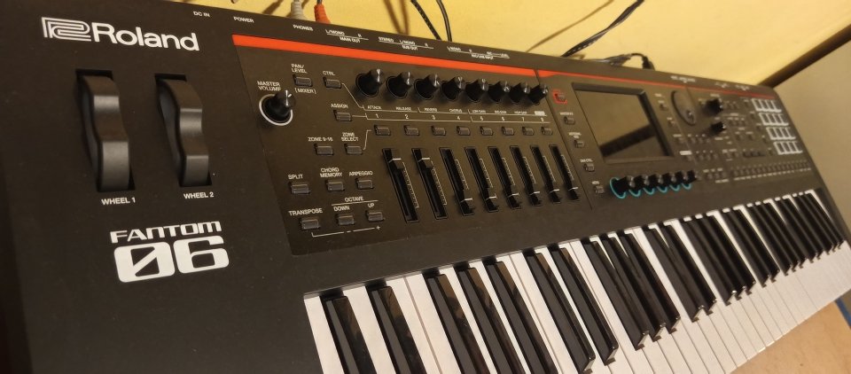 Roland FANTOM 06 workstation