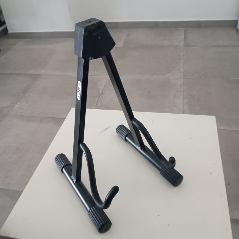 Soporte de guitarra BCT de segunda mano · Foto 1 de 9 · Málaga · 20 €