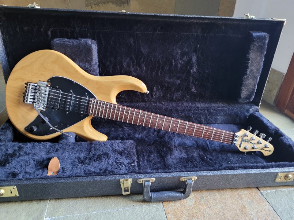 Music Man Silhoutte 1993 de segunda mano · Foto 8 de 10 · Madrid · 1600 €