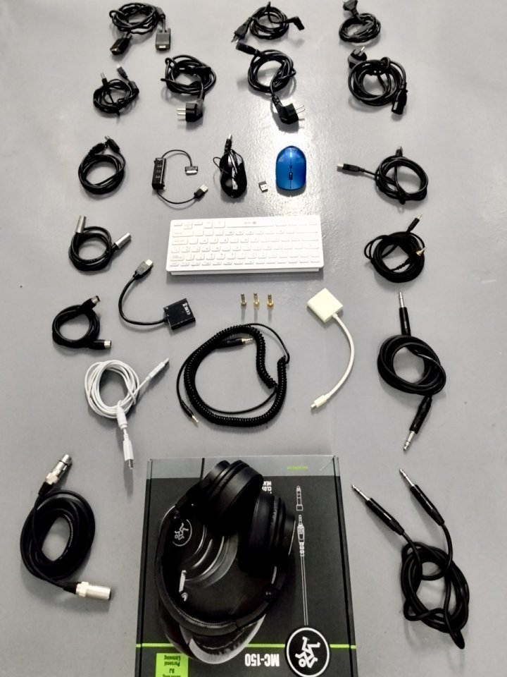Conjunto de varios cables, auriculares, accesorios de segunda mano · Foto 6 de 6 · Barcelona · 120 €