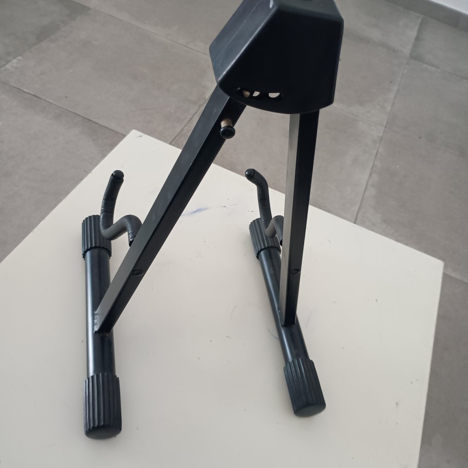 Soporte de guitarra BCT de segunda mano · Foto 6 de 9 · Málaga · 20 €