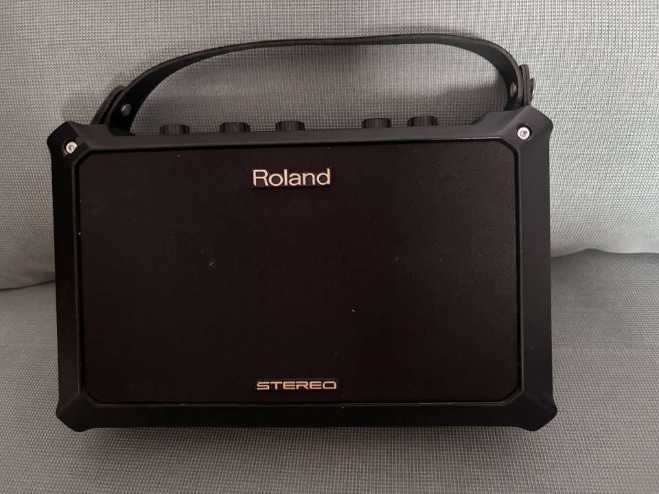 Roland MOBILE AC Acoustic Chorus – amplificador acústico estéreo portátil de segunda mano · Foto 1 de 6 · Córdoba · 90 €