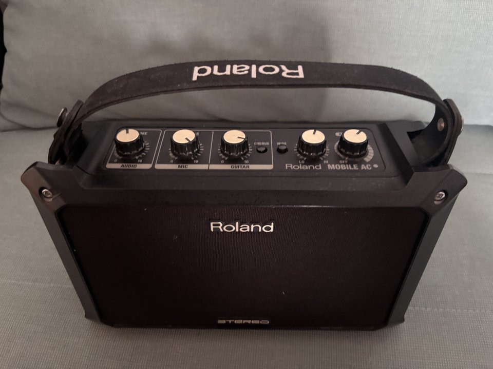 Roland MOBILE AC Acoustic Chorus – amplificador acústico estéreo portátil de segunda mano · Foto 2 de 6 · Córdoba · 90 €