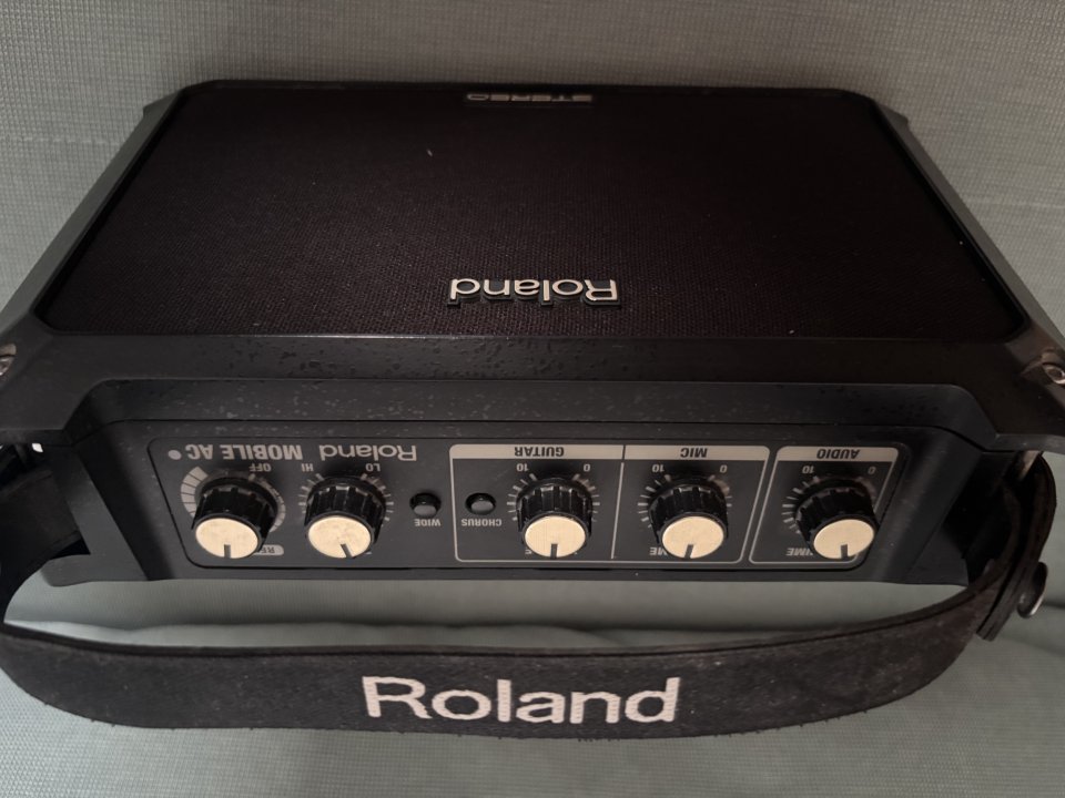 Roland MOBILE AC Acoustic Chorus – amplificador acústico estéreo portátil de segunda mano · Foto 3 de 6 · Córdoba · 90 €