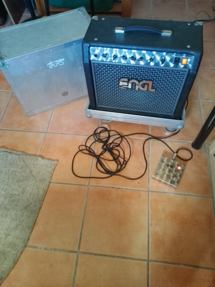Amplificador Engl Thunder 50 con flay case y pedal de expresion