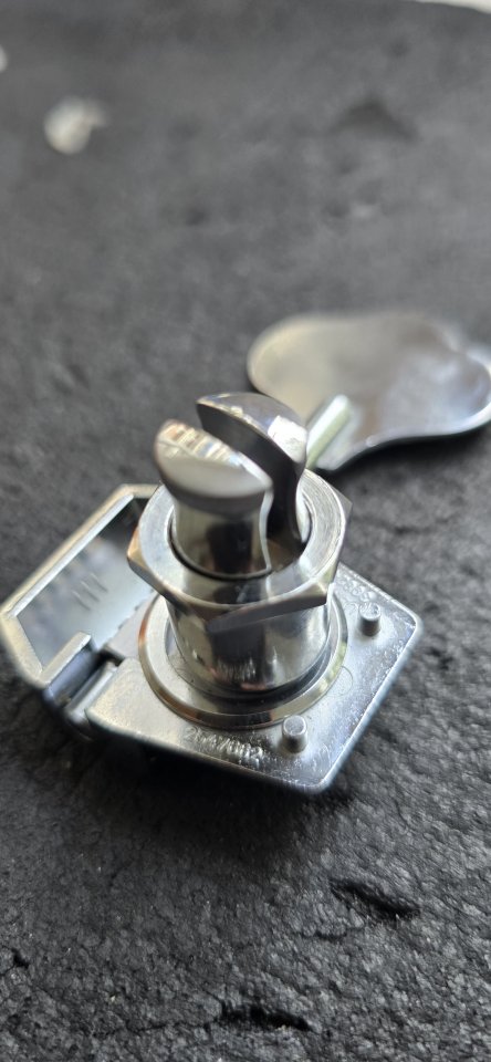 Clavijero bajo  Fender