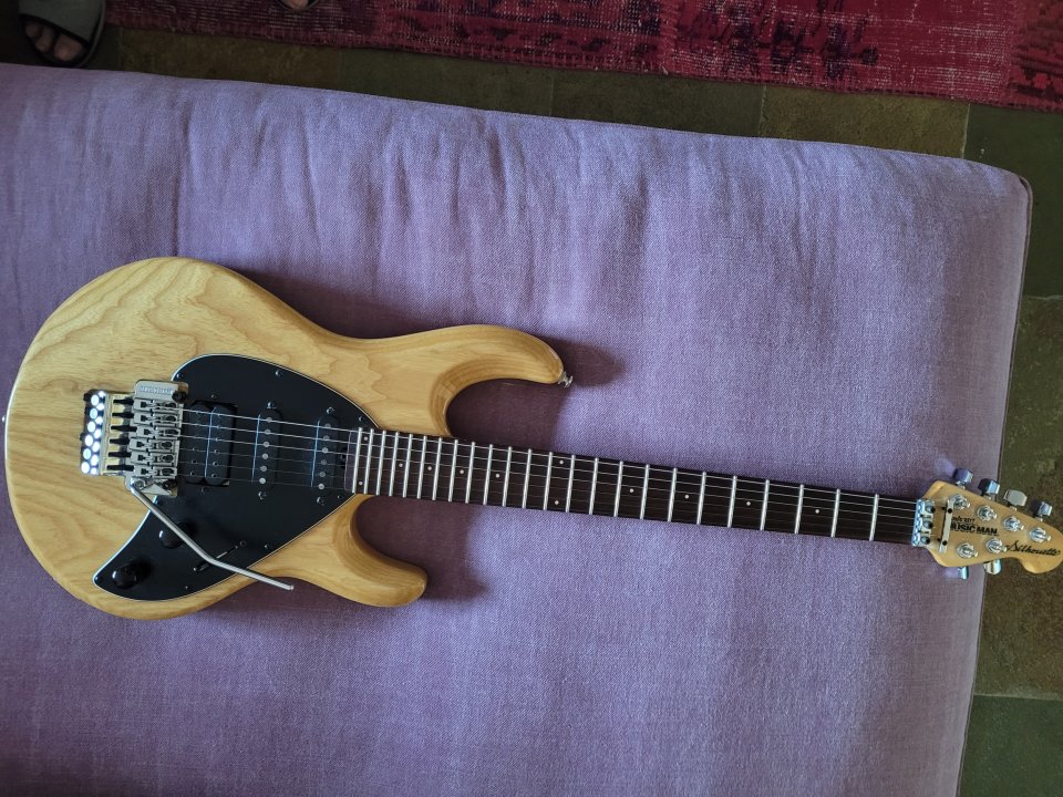 Music Man Silhoutte 1993 de segunda mano · Foto 9 de 10 · Madrid · 1600 €