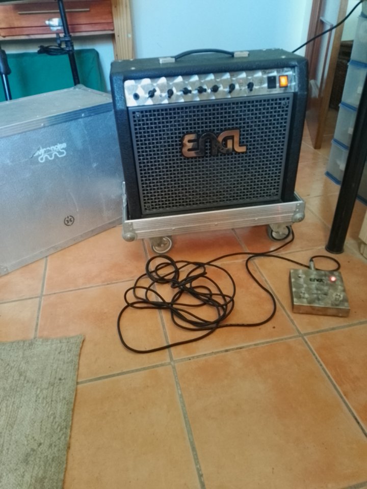 Amplificador Engl Thunder 50 con flay case y pedal de expresion