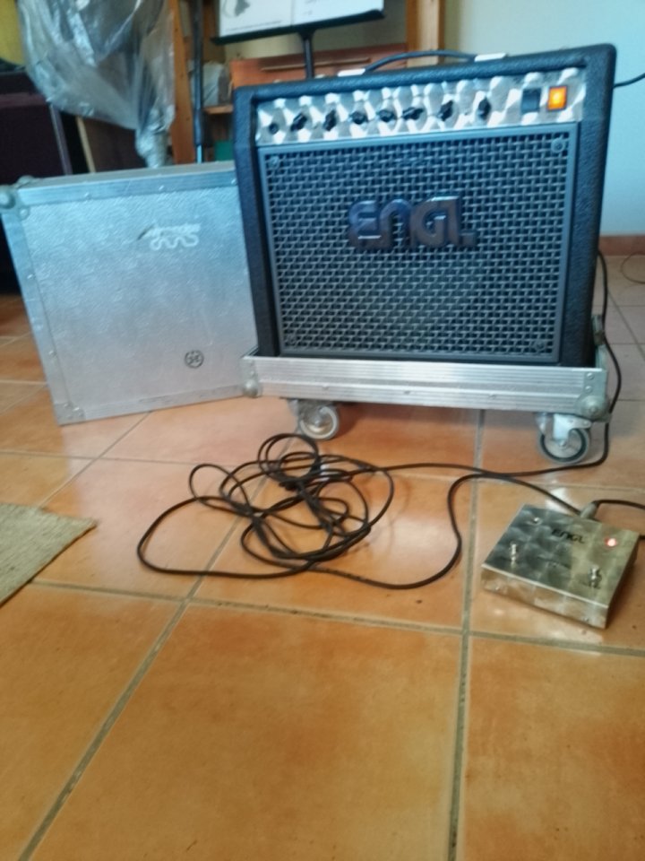 Amplificador Engl Thunder 50 con flay case y pedal de expresion