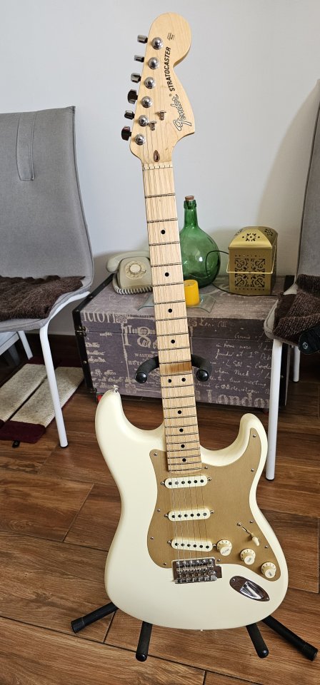 FENDER Stratocaster AMERICAN PERFORMER ,Ltd y del 75 aniversario de segunda mano · Foto 1 de 8 · Sevilla · 1100 €