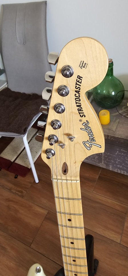 FENDER Stratocaster AMERICAN PERFORMER ,Ltd y del 75 aniversario de segunda mano · Foto 2 de 8 · Sevilla · 1100 €