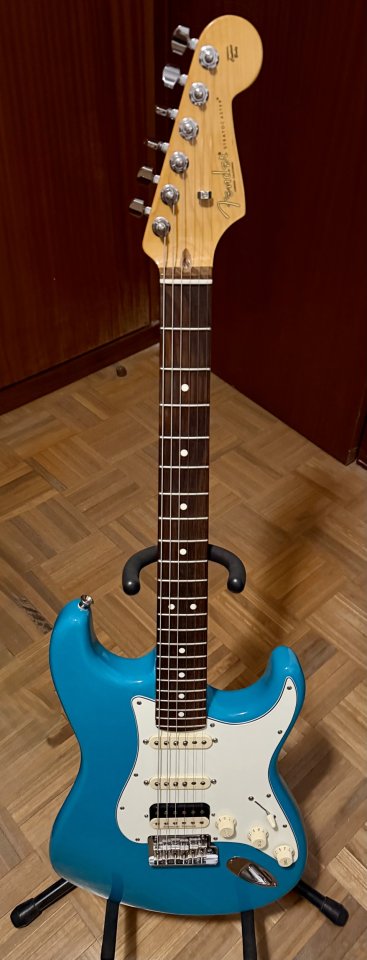 Fender American Pro II HSS Strato Miami Blue de segunda mano · Foto 1 de 6 · Madrid · 1599 €
