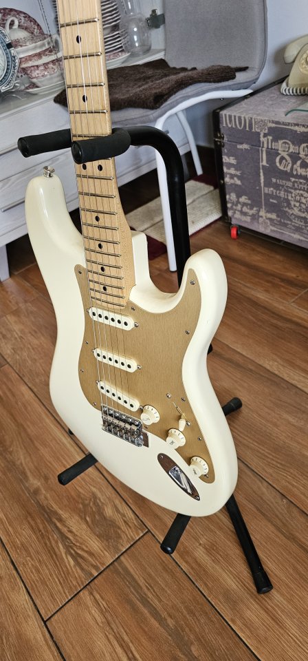 FENDER Stratocaster AMERICAN PERFORMER ,Ltd y del 75 aniversario de segunda mano · Foto 4 de 8 · Sevilla · 1100 €