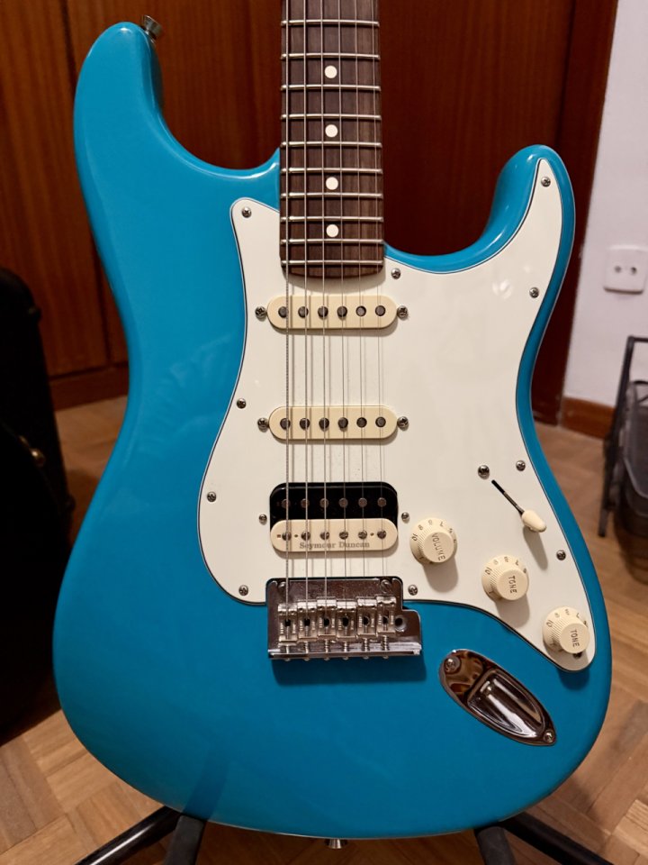 Fender American Pro II HSS Strato Miami Blue de segunda mano · Foto 2 de 6 · Madrid · 1599 €
