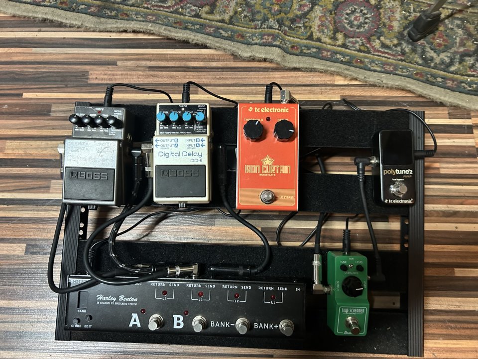 EVH 5150 LBXII + Pantalla Harley Benton + pedalera de segunda mano · Foto 3 de 10 · Barcelona · 700 €