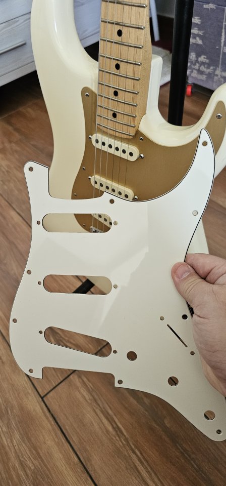FENDER Stratocaster AMERICAN PERFORMER ,Ltd y del 75 aniversario de segunda mano · Foto 5 de 8 · Sevilla · 1100 €