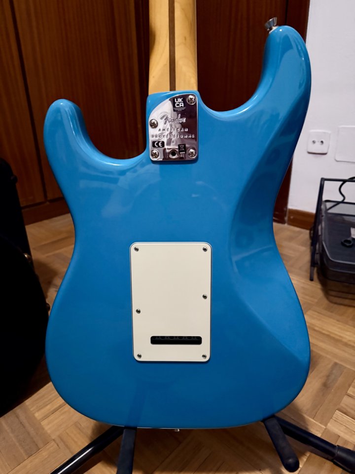 Fender American Pro II HSS Strato Miami Blue de segunda mano · Foto 3 de 6 · Madrid · 1599 €