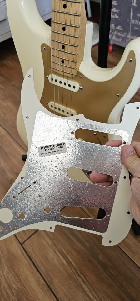 FENDER Stratocaster AMERICAN PERFORMER ,Ltd y del 75 aniversario de segunda mano · Foto 6 de 8 · Sevilla · 1100 €