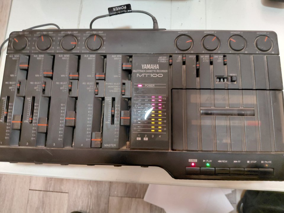 Grabadora multipistas Yamaha MT100 analógica