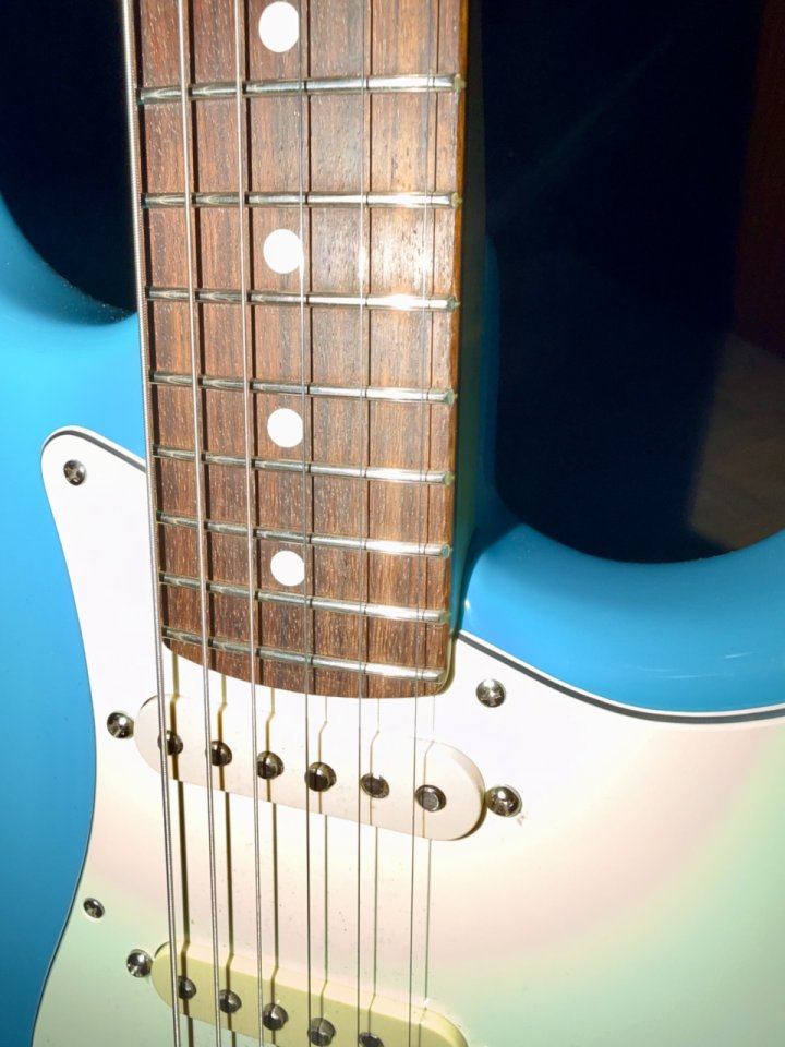 Fender American Pro II HSS Strato Miami Blue de segunda mano · Foto 5 de 6 · Madrid · 1599 €
