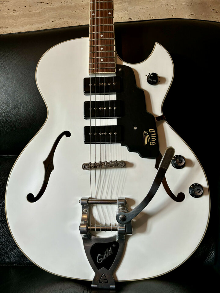 Guild Starfire I Jet 90 Satin White + Funda rígida Guild Deluxe