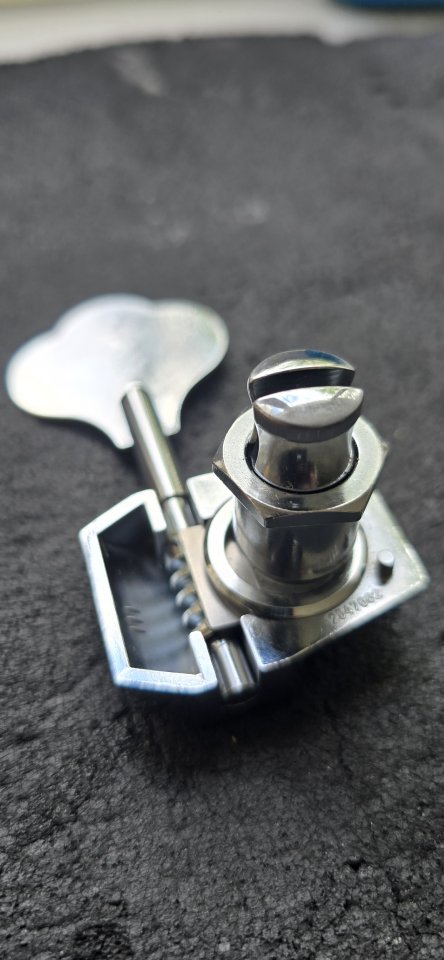 Clavijero bajo  Fender