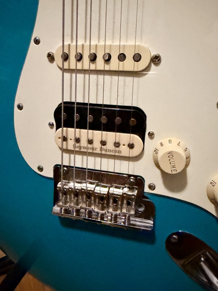 Fender American Pro II HSS Strato Miami Blue de segunda mano · Foto 6 de 6 · Madrid · 1599 €