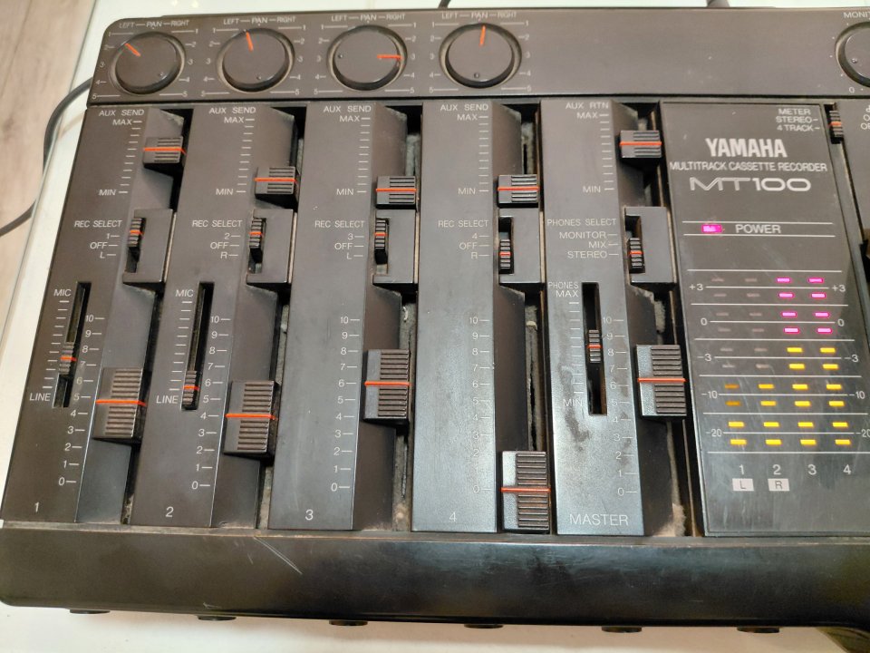 Grabadora multipistas Yamaha MT100 analógica