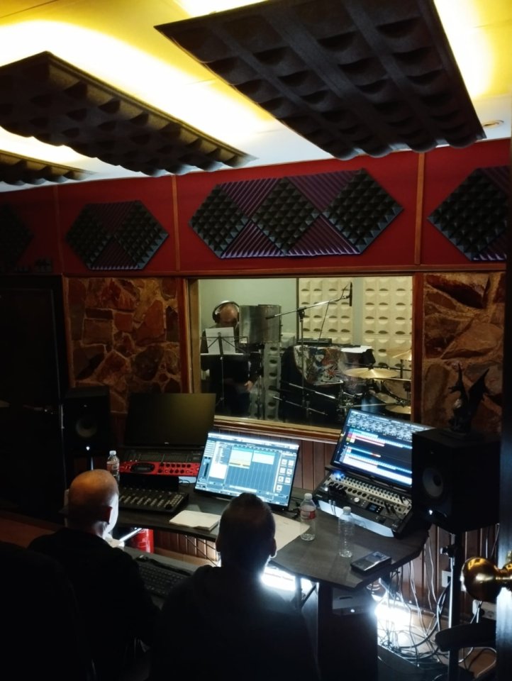 Buscamos cantantes, bandas... que quieran grabar un tema en estudio,GRATIS!