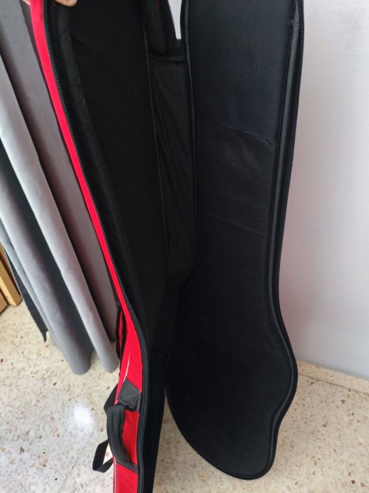 Funda guitarra eléctrica Thomann E-Guitar Gigbag RD de segunda mano · Foto 3 de 3 · Sevilla · 15 €