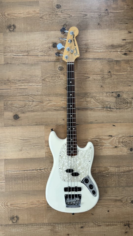 Bajo eléctrico Fender Mustang American Performer
