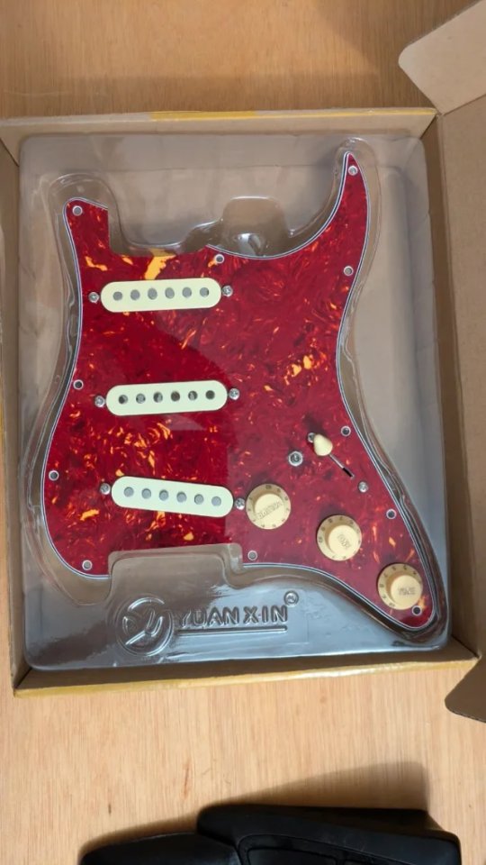 Golpeador Guitarra Eléctrica Stratocaster de segunda mano · Foto 1 de 3 · Barcelona · 50 €