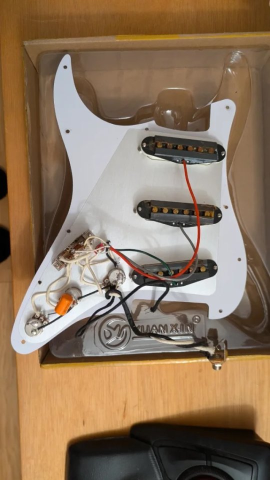 Golpeador Guitarra Eléctrica Stratocaster de segunda mano · Foto 2 de 3 · Barcelona · 50 €