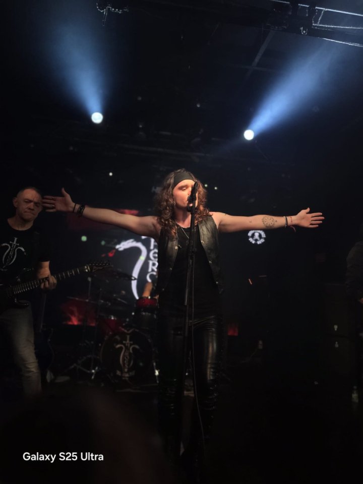 Héroes el Culto banda tributo a Héroes del Silenció busca bajista