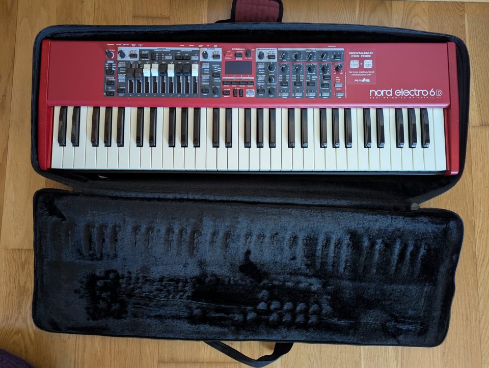 Nord Electro 6D 61 + Funda + Pedal de sustain de segunda mano · Foto 1 de 7 · Pontevedra · 1500 €