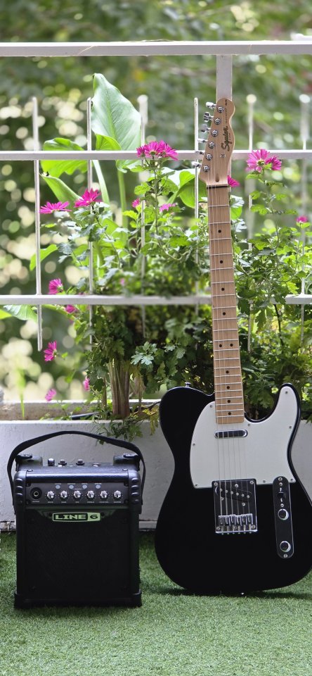 Squier by Fender