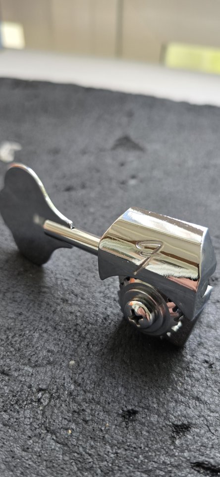 Clavijero bajo  Fender