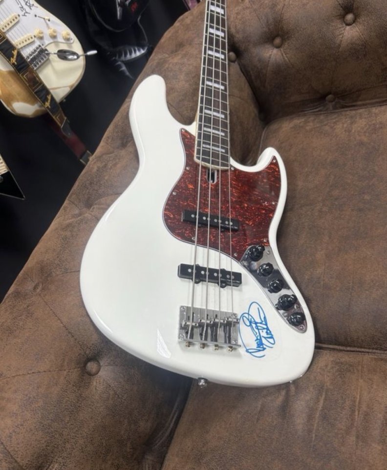Bajo sire v7 tocado y firmado por Marcus miller de segunda mano · Foto 1 de 3 · Sevilla