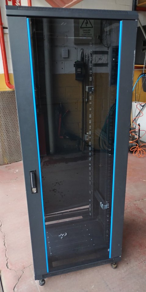 Armario rack 19" de 32 ud. con ruedas y ventilación.