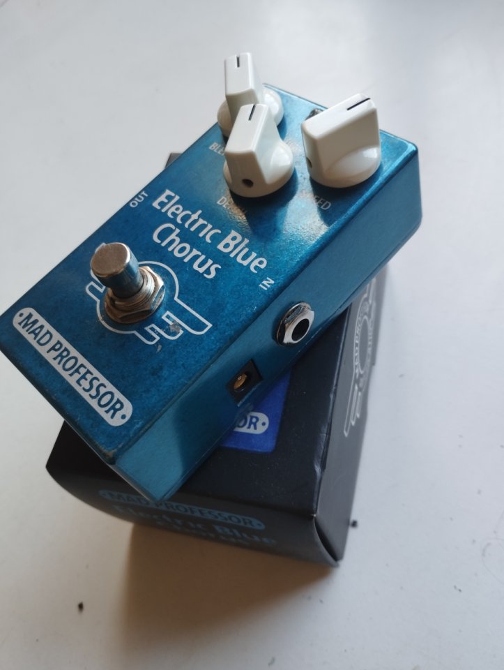 Madprofessor Electric Blue Chorus pedal