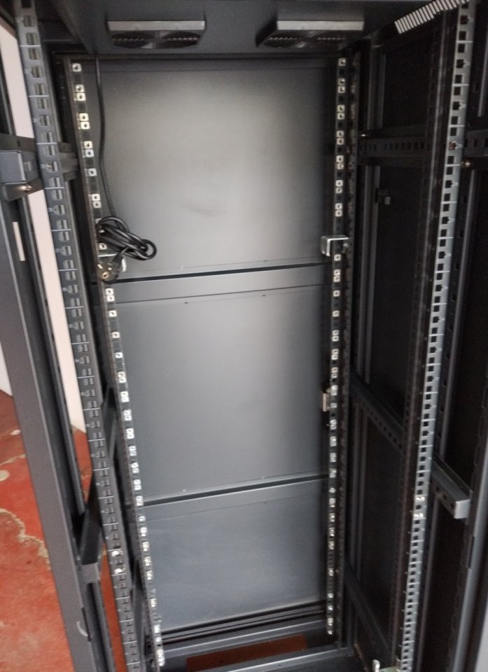 Armario rack 19" de 32 ud. con ruedas y ventilación.