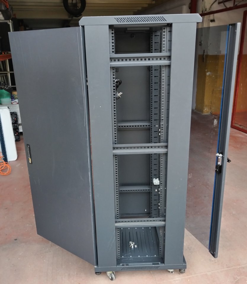 Armario rack 19" de 32 ud. con ruedas y ventilación.