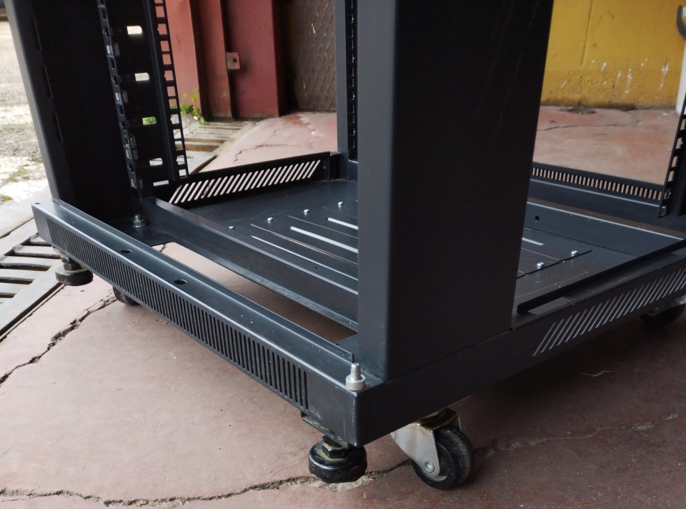 Armario rack 19" de 32 ud. con ruedas y ventilación.