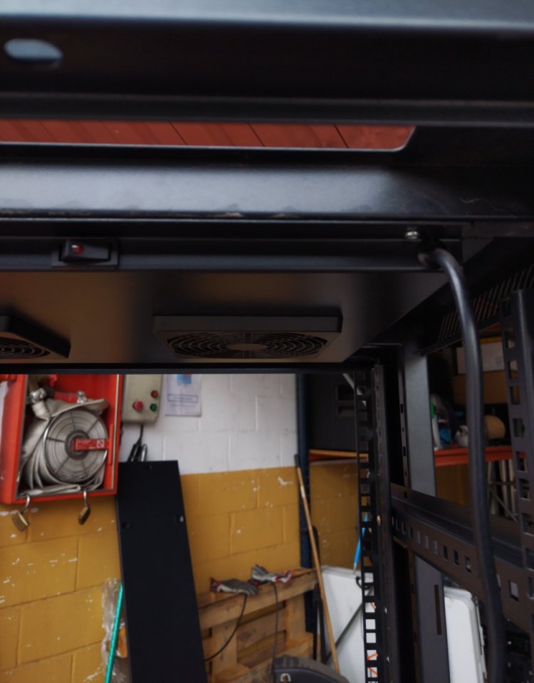 Armario rack 19" de 32 ud. con ruedas y ventilación.