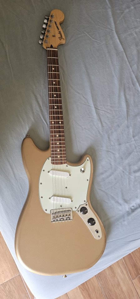 Fender Mustang firemist gold de segunda mano · Foto 1 de 7 · Sevilla · 500 €