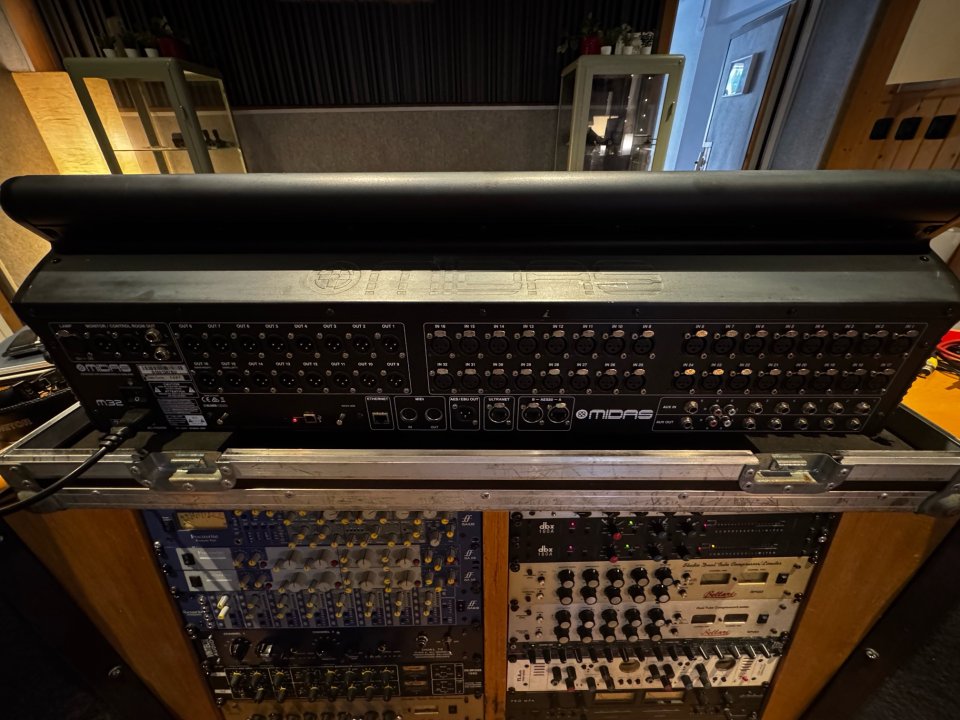 Mesa de mezclas Midas M32 + Stage rack Midas DL16 x2