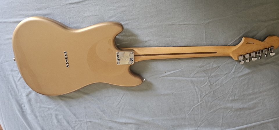 Fender Mustang firemist gold de segunda mano · Foto 2 de 7 · Sevilla · 500 €
