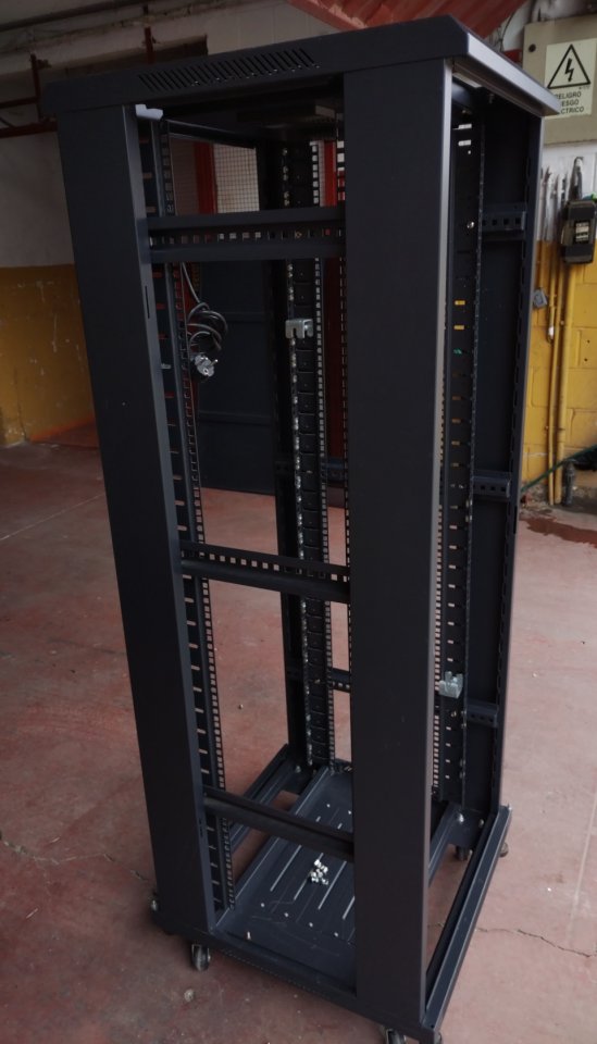 Armario rack 19" de 32 ud. con ruedas y ventilación.